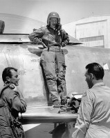 /album/fotogaleria/jacqueline-cochran-standing-on-the-wing-of-her-aircraft-jpg1/